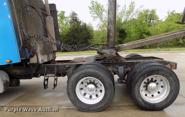 image for item DB9722 2002 Freightliner Columbia semi truck