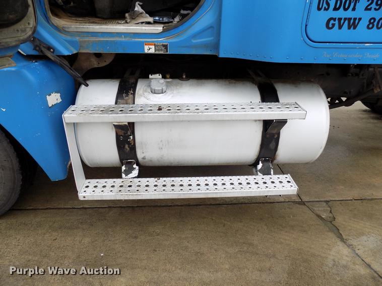 image for item DB9722 2002 Freightliner Columbia semi truck