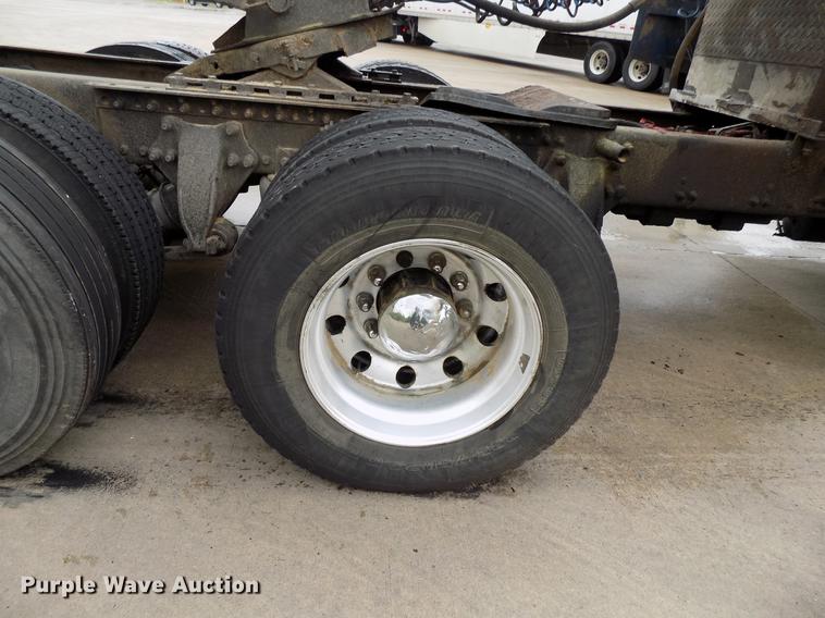 image for item DB9722 2002 Freightliner Columbia semi truck