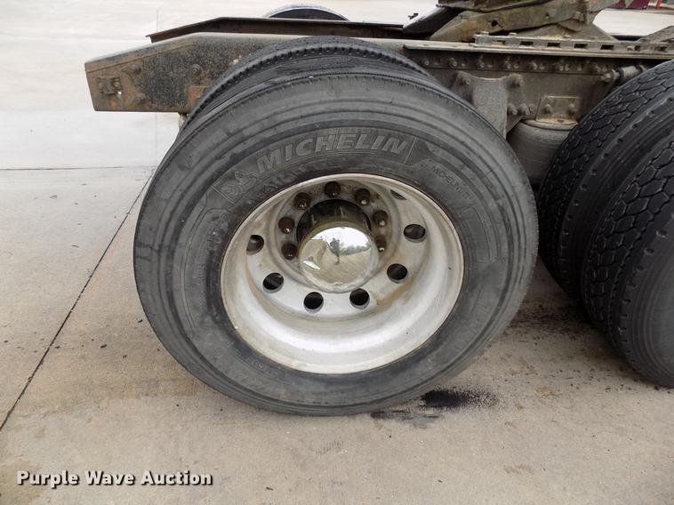 image for item DB9722 2002 Freightliner Columbia semi truck