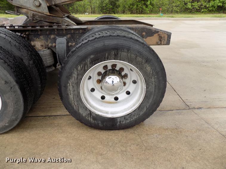 image for item DB9722 2002 Freightliner Columbia semi truck