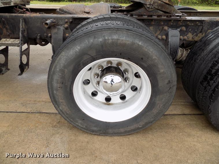 image for item DB9722 2002 Freightliner Columbia semi truck