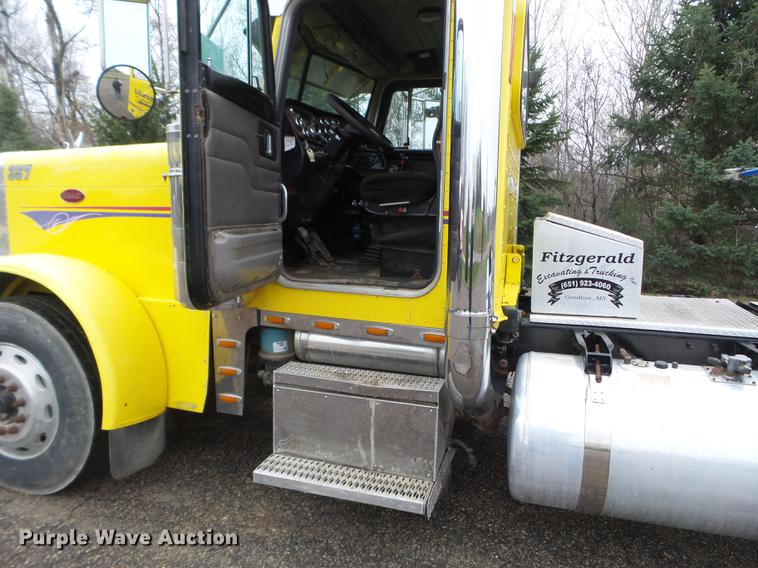 image for item DC4629 2005 Peterbilt 379 semi truck