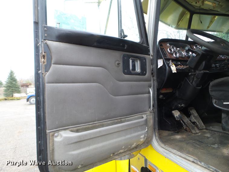 image for item DC4629 2005 Peterbilt 379 semi truck