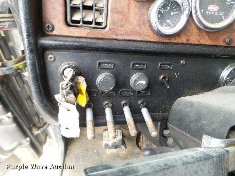 image for item DC4629 2005 Peterbilt 379 semi truck