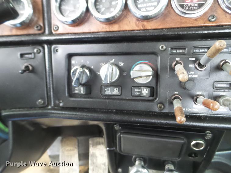 image for item DC4629 2005 Peterbilt 379 semi truck