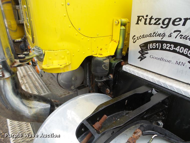 image for item DC4629 2005 Peterbilt 379 semi truck