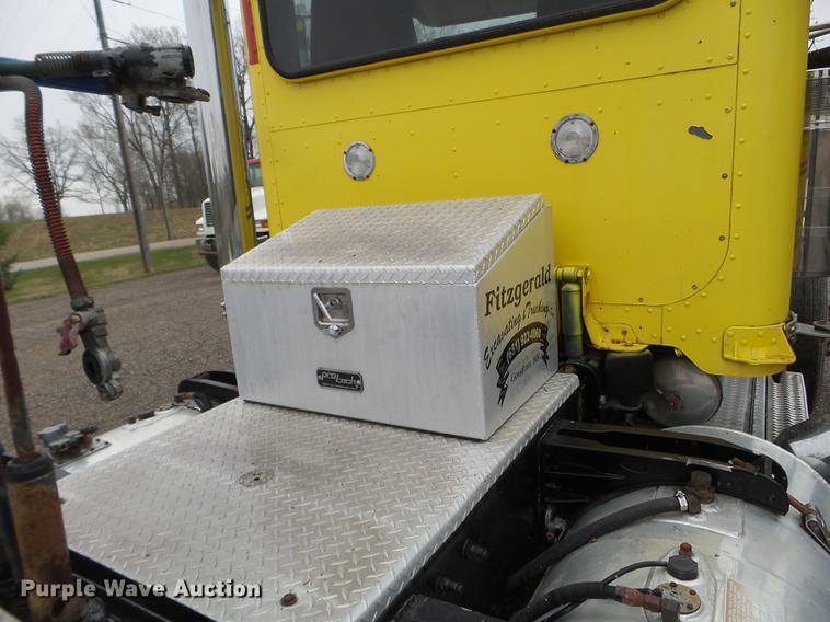 image for item DC4629 2005 Peterbilt 379 semi truck