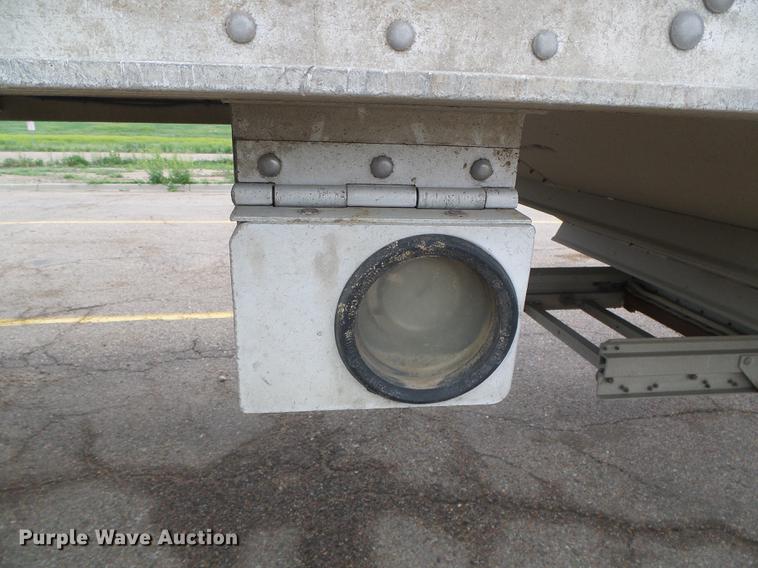 image for item DC5193 2007 Wilson DWH-500 Pace Setter double hopper bottom grain trailer