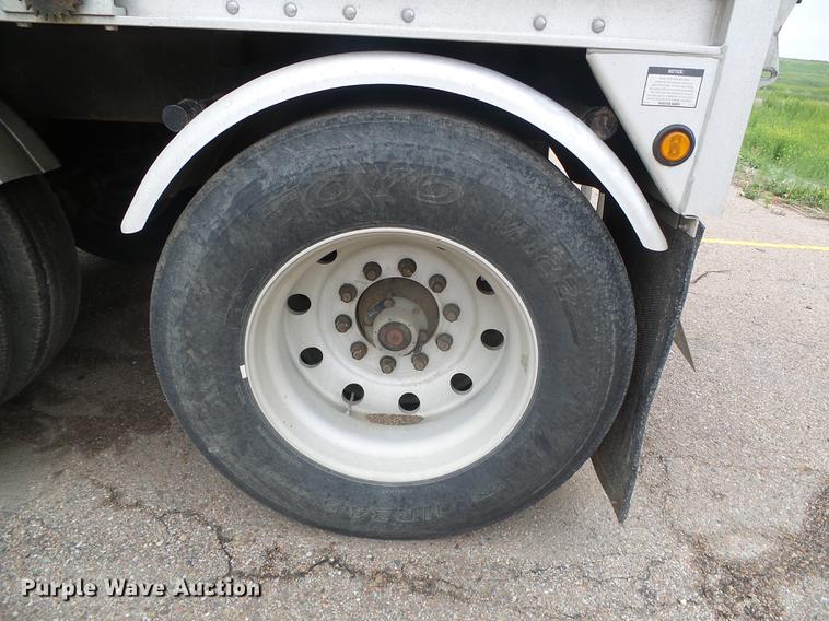 image for item DC5193 2007 Wilson DWH-500 Pace Setter double hopper bottom grain trailer