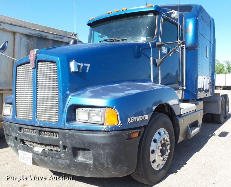 image for item DE1390 2006 Kenworth T600 semi truck