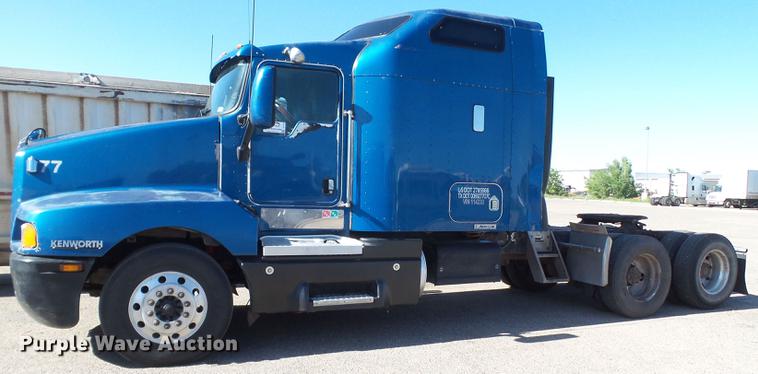image for item DE1390 2006 Kenworth T600 semi truck