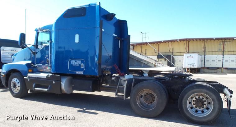 image for item DE1390 2006 Kenworth T600 semi truck