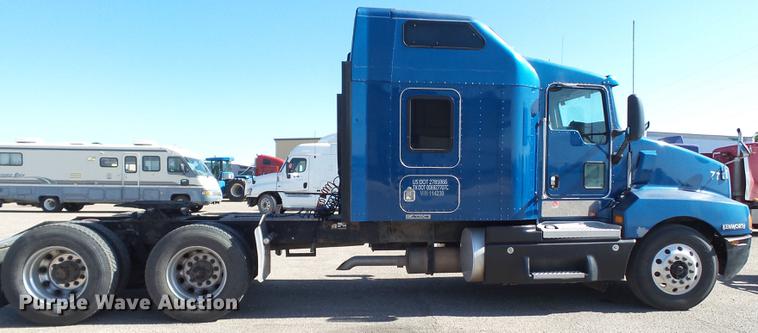image for item DE1390 2006 Kenworth T600 semi truck