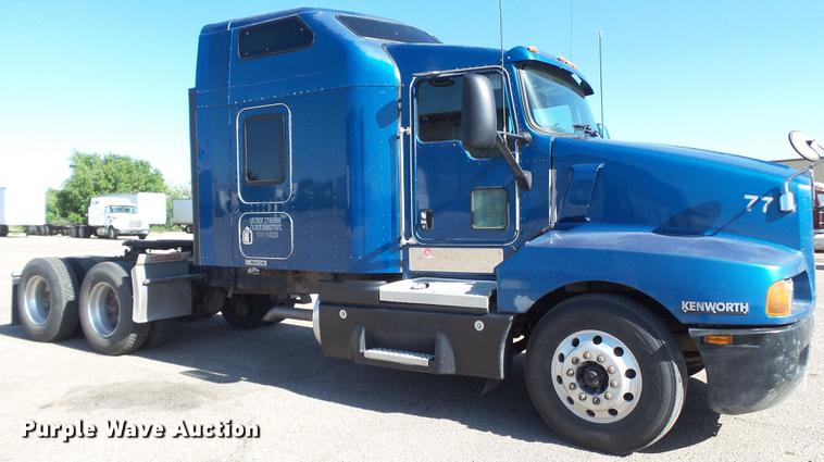image for item DE1390 2006 Kenworth T600 semi truck