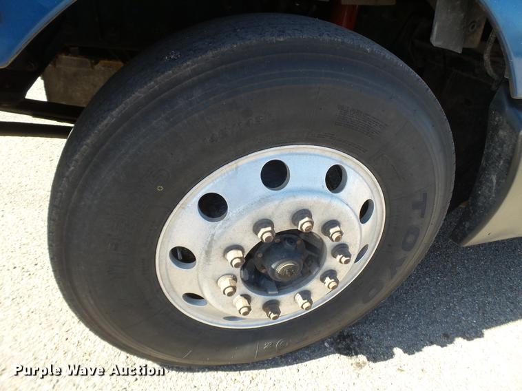 image for item DE1390 2006 Kenworth T600 semi truck