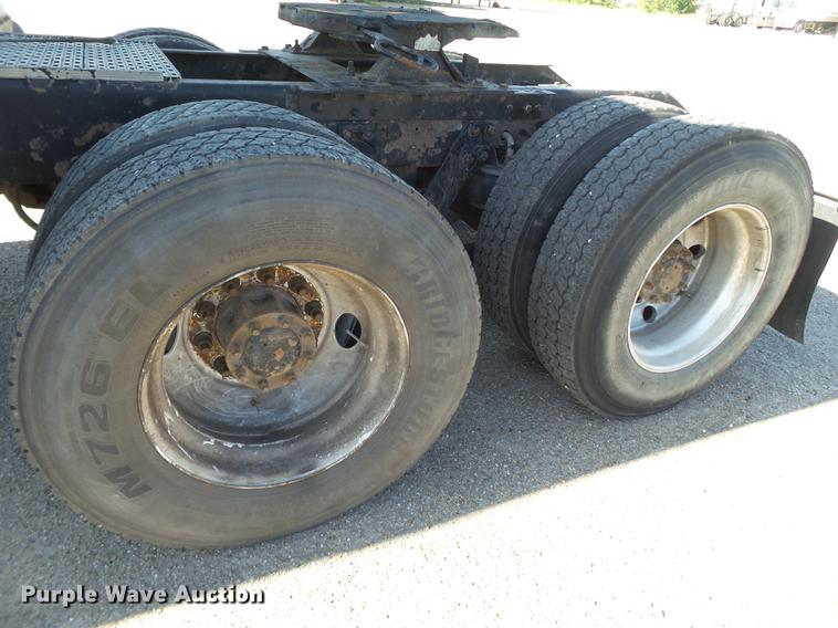 image for item DE1390 2006 Kenworth T600 semi truck