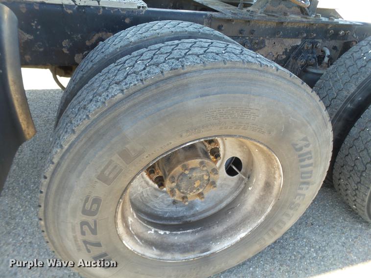 image for item DE1390 2006 Kenworth T600 semi truck