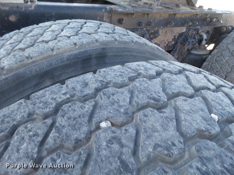 image for item DE1390 2006 Kenworth T600 semi truck