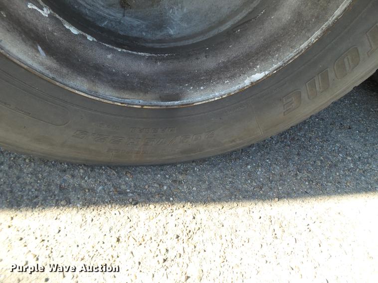 image for item DE1390 2006 Kenworth T600 semi truck