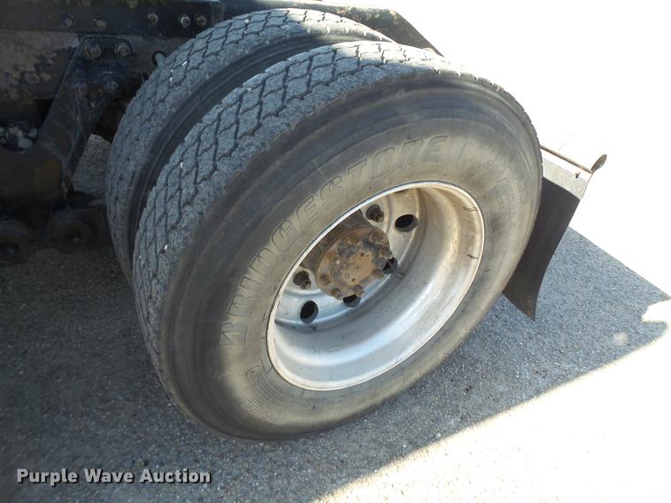 image for item DE1390 2006 Kenworth T600 semi truck