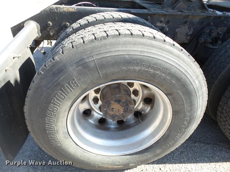 image for item DE1390 2006 Kenworth T600 semi truck