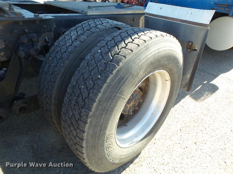 image for item DE1390 2006 Kenworth T600 semi truck