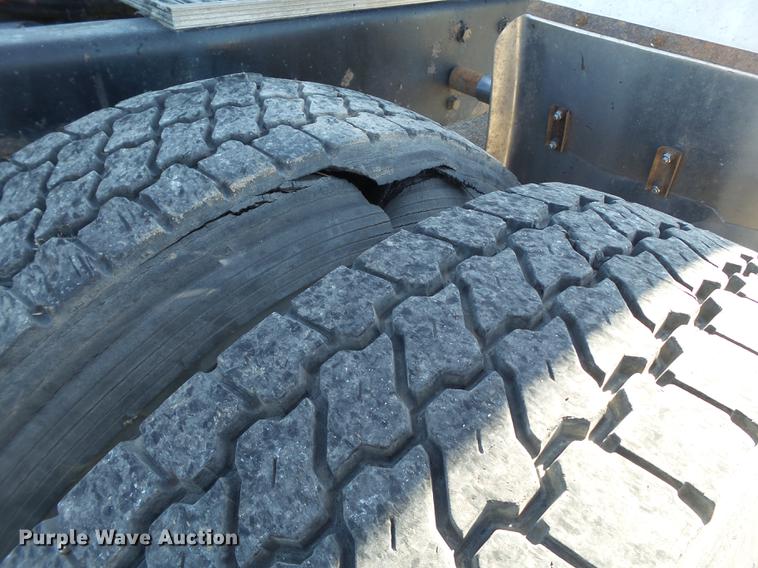 image for item DE1390 2006 Kenworth T600 semi truck