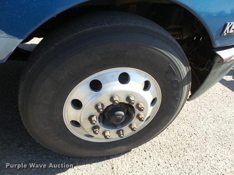 image for item DE1390 2006 Kenworth T600 semi truck