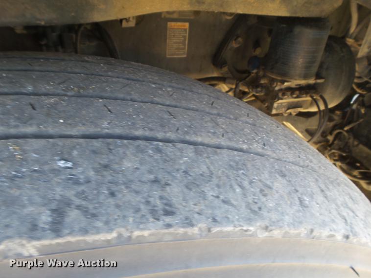 image for item DE1390 2006 Kenworth T600 semi truck