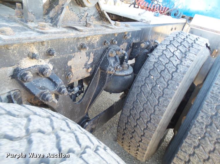 image for item DE1390 2006 Kenworth T600 semi truck