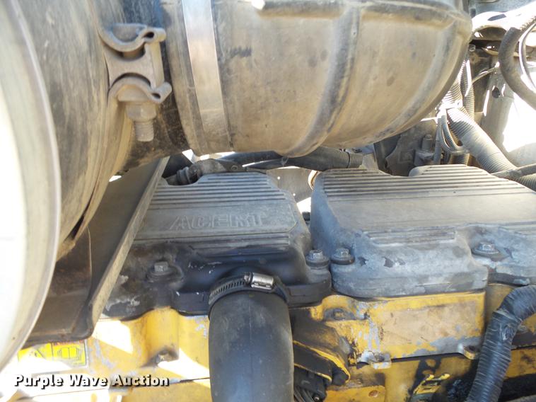 image for item DE1390 2006 Kenworth T600 semi truck