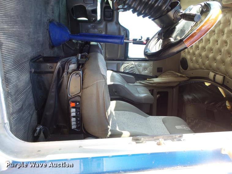 image for item DE1390 2006 Kenworth T600 semi truck