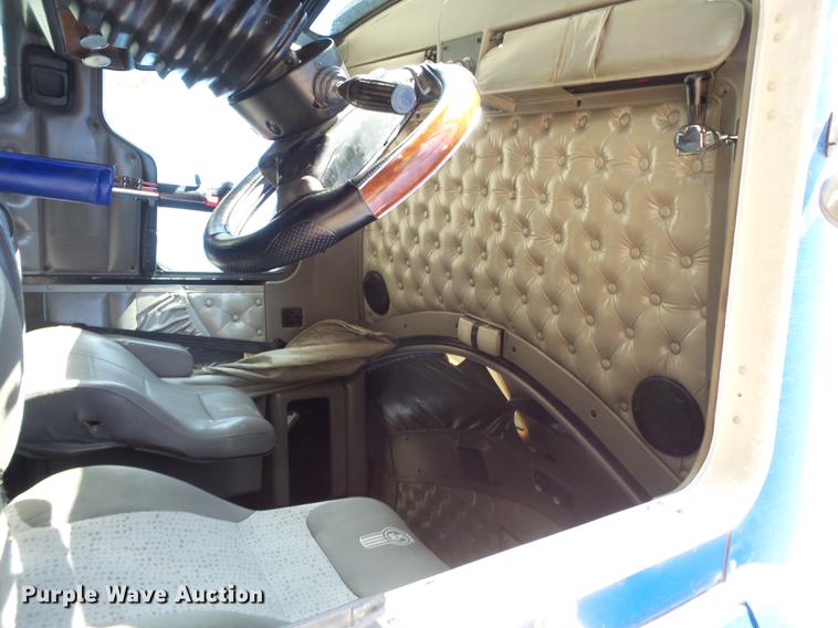 image for item DE1390 2006 Kenworth T600 semi truck