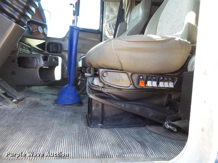 image for item DE1390 2006 Kenworth T600 semi truck