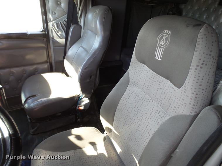 image for item DE1390 2006 Kenworth T600 semi truck