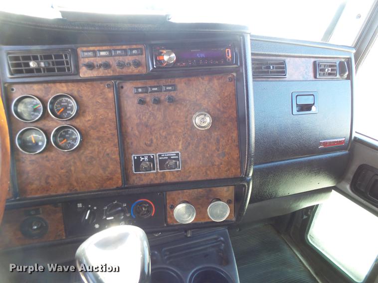 image for item DE1390 2006 Kenworth T600 semi truck