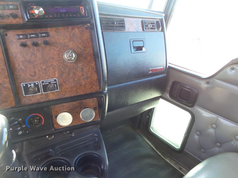 image for item DE1390 2006 Kenworth T600 semi truck