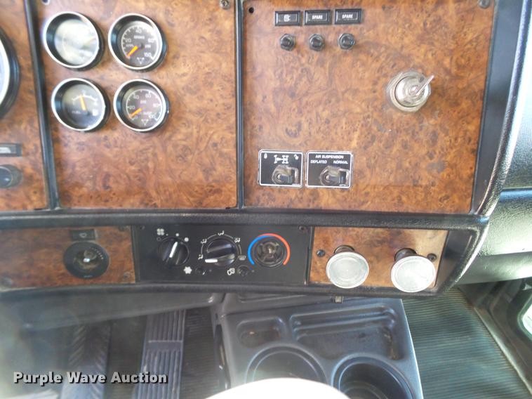 image for item DE1390 2006 Kenworth T600 semi truck