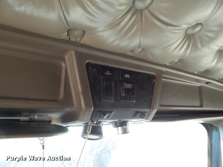 image for item DE1390 2006 Kenworth T600 semi truck