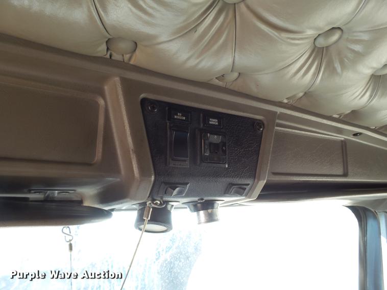 image for item DE1390 2006 Kenworth T600 semi truck