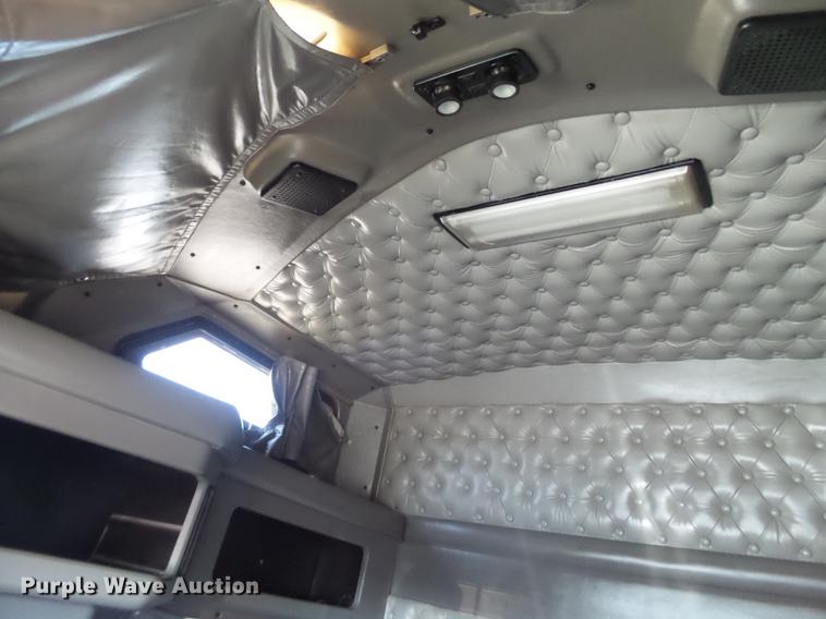 image for item DE1390 2006 Kenworth T600 semi truck