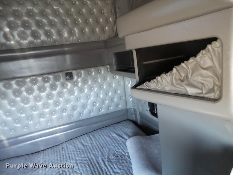 image for item DE1390 2006 Kenworth T600 semi truck