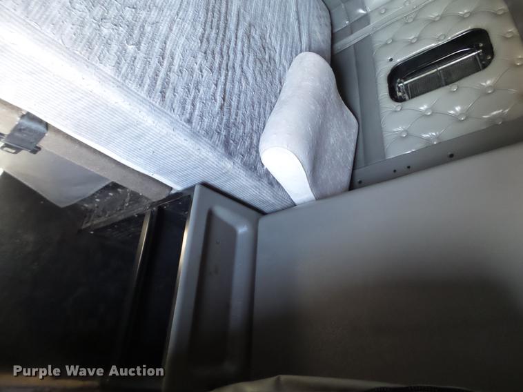 image for item DE1390 2006 Kenworth T600 semi truck