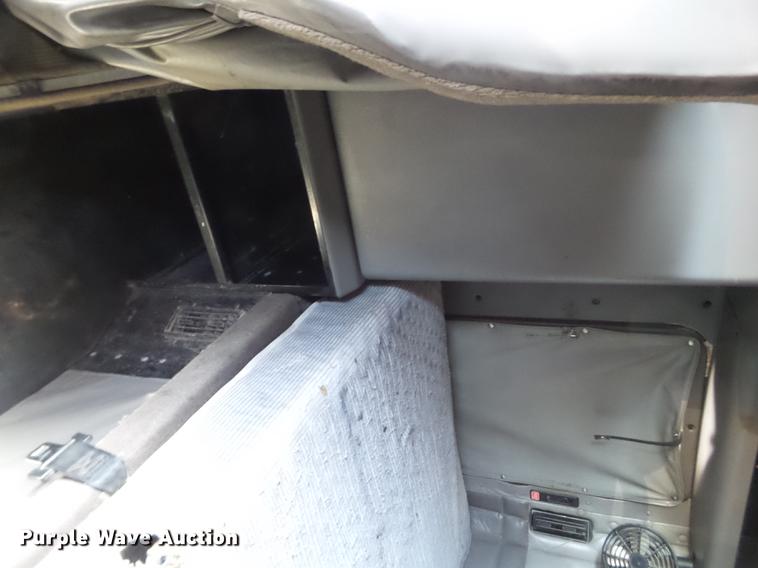 image for item DE1390 2006 Kenworth T600 semi truck