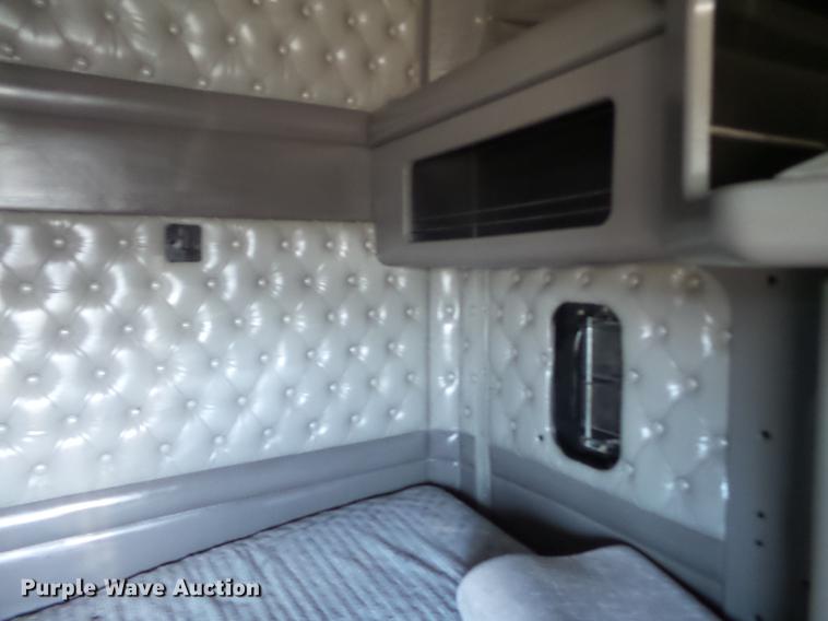 image for item DE1390 2006 Kenworth T600 semi truck