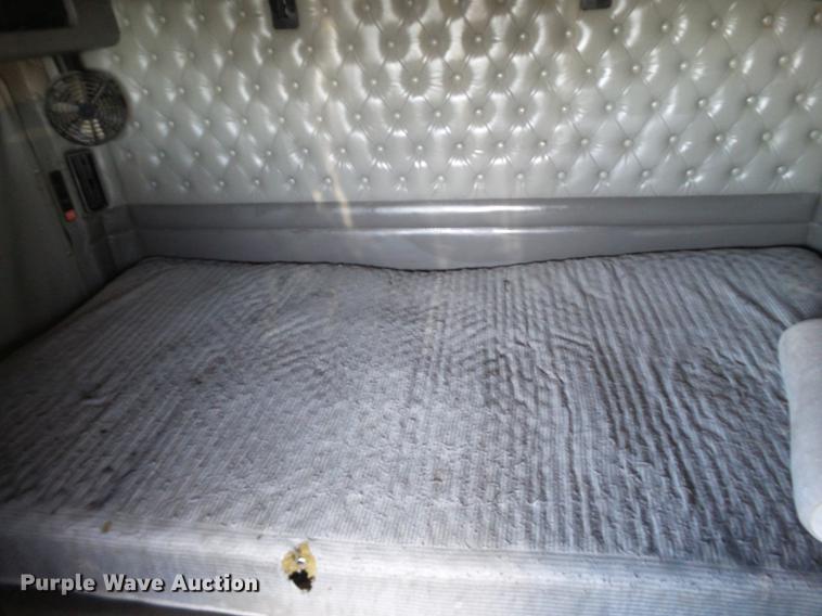 image for item DE1390 2006 Kenworth T600 semi truck