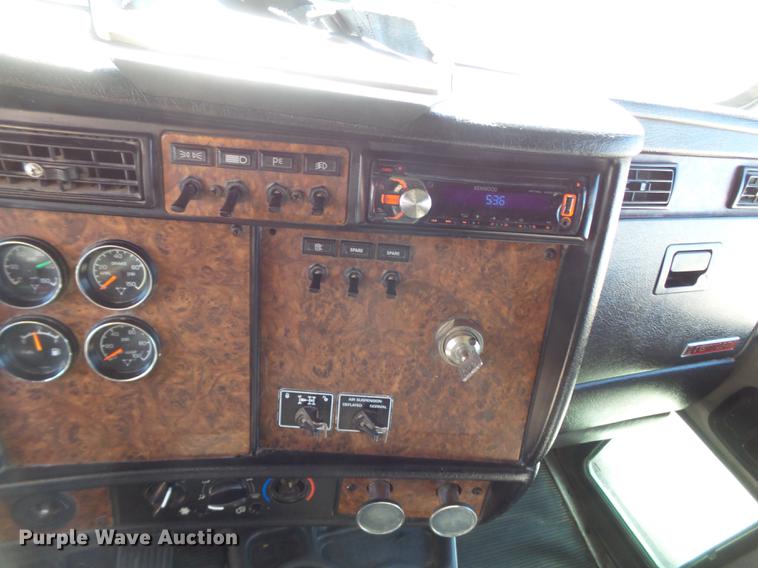 image for item DE1390 2006 Kenworth T600 semi truck