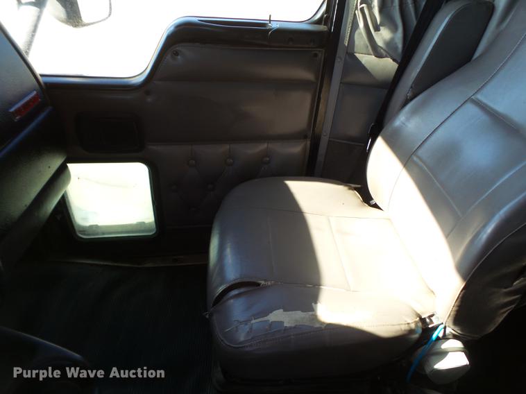 image for item DE1390 2006 Kenworth T600 semi truck