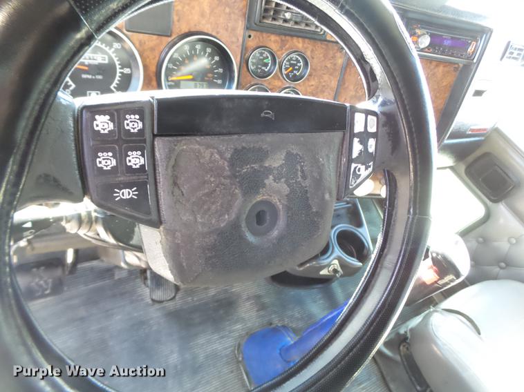 image for item DE1390 2006 Kenworth T600 semi truck